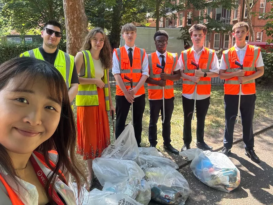 Team of litter pickers at Lissenden Gardens
